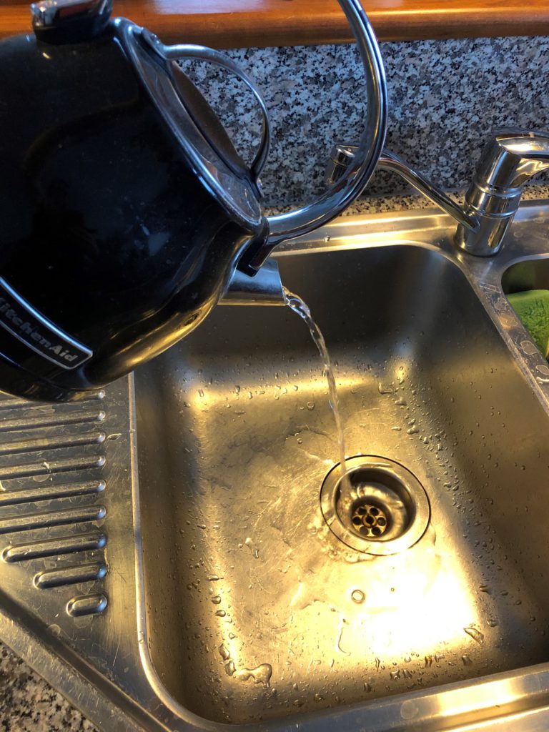 Viser hvordan man kan hælde kogende vand i sit afløb for at rense